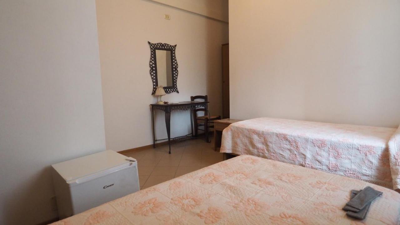 Отель Residenza Pitigliano Gens Petilia - Nuova Gestione Экстерьер фото