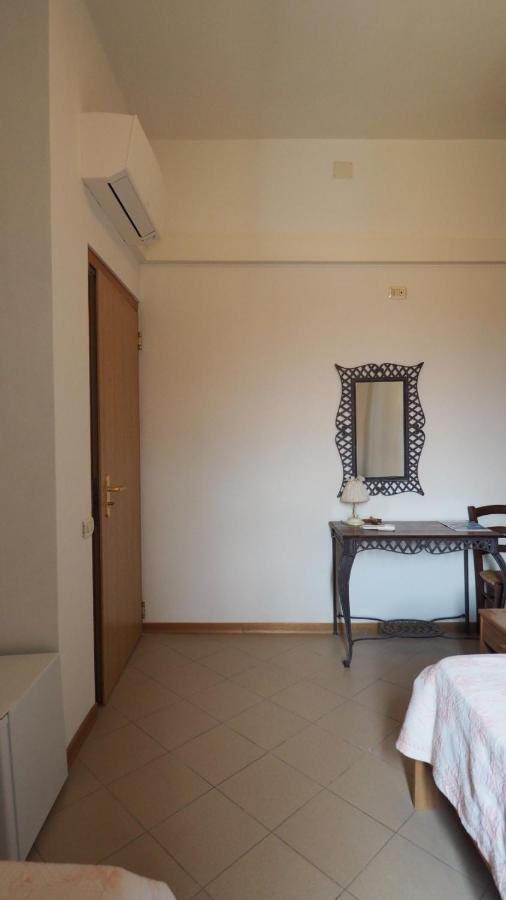 Отель Residenza Pitigliano Gens Petilia - Nuova Gestione Экстерьер фото